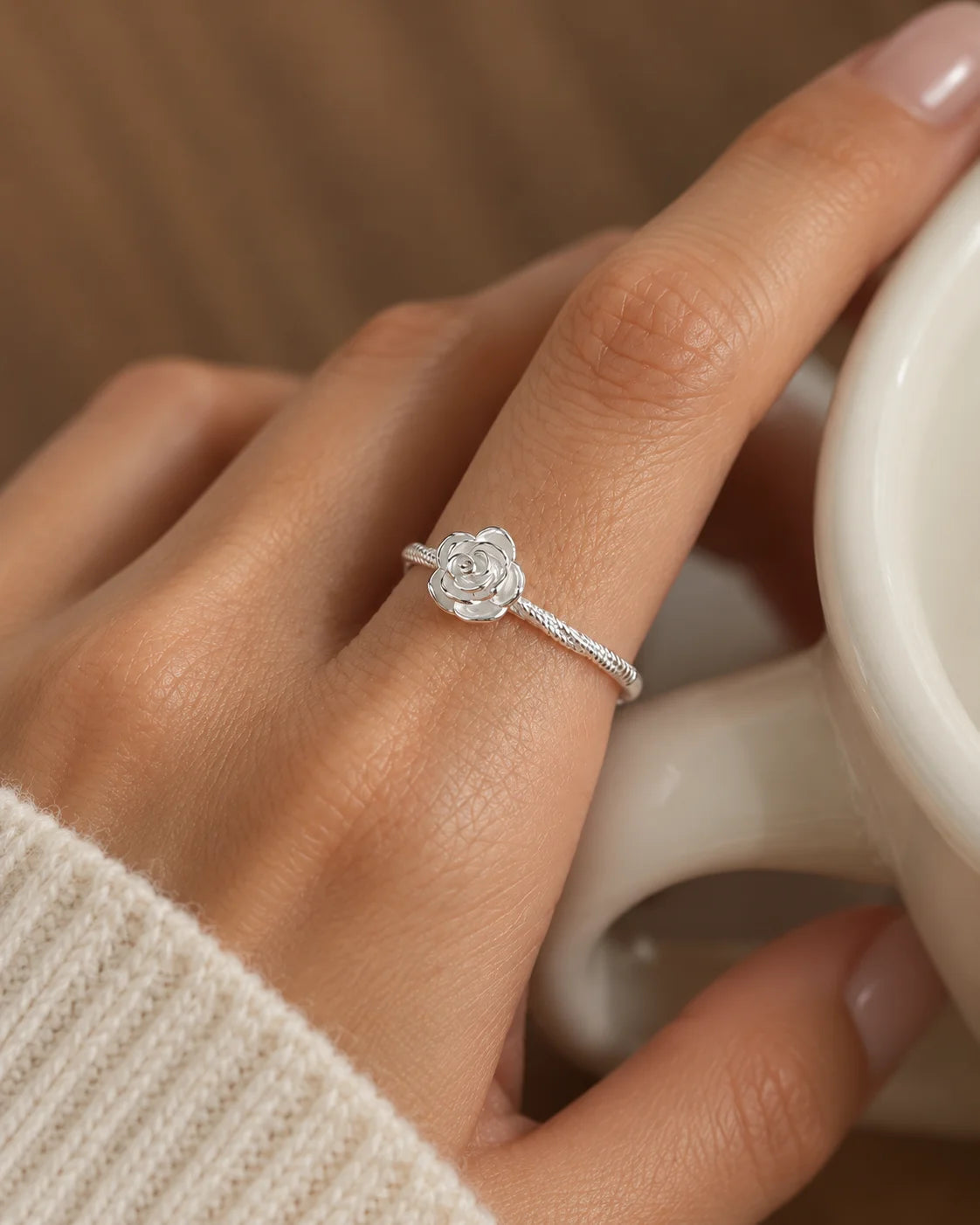 Filigraner Silberring mit Rosenmotiv am Finger getragen