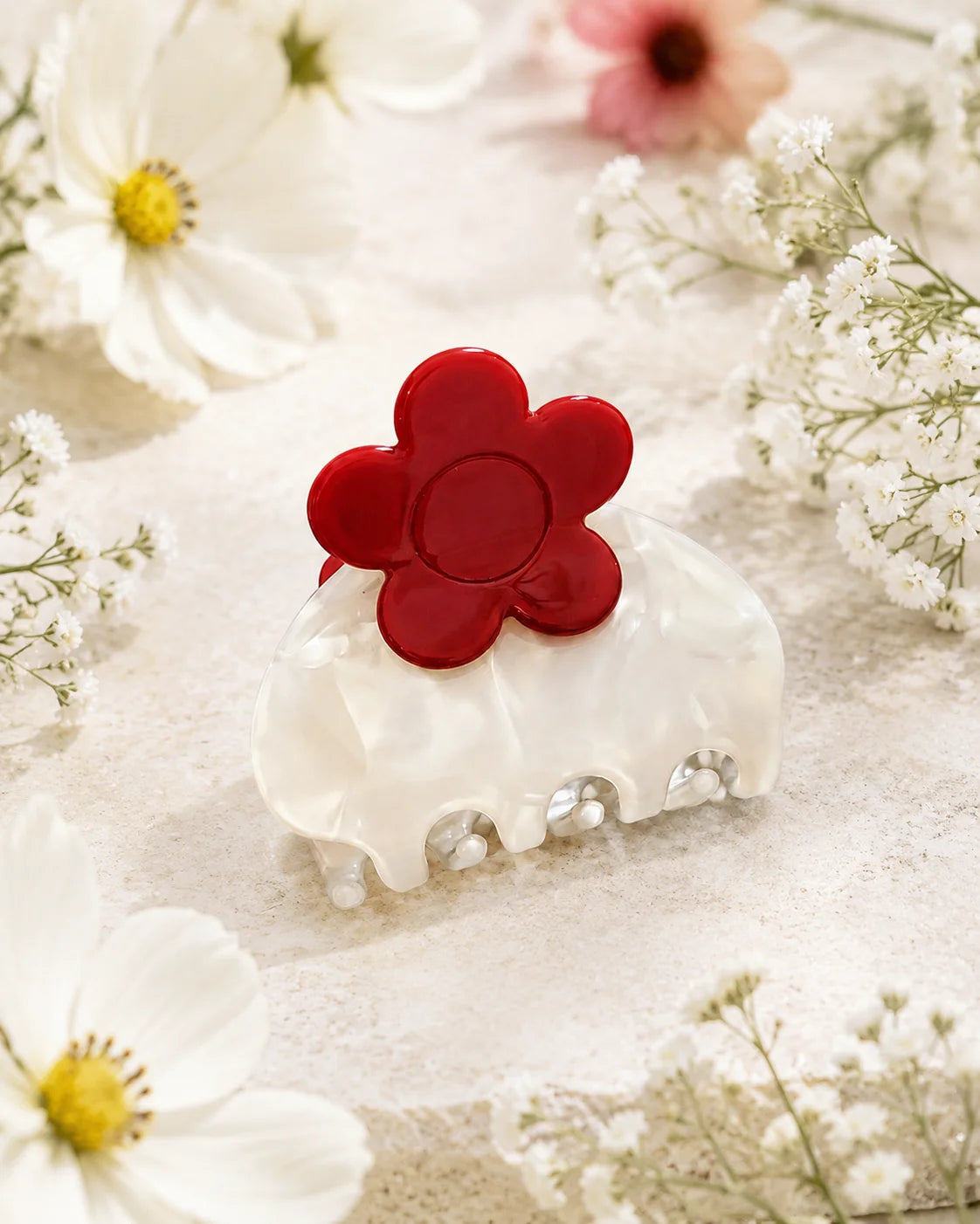 Rote Blume Haarclip aus Acetat auf floralem Hintergrund