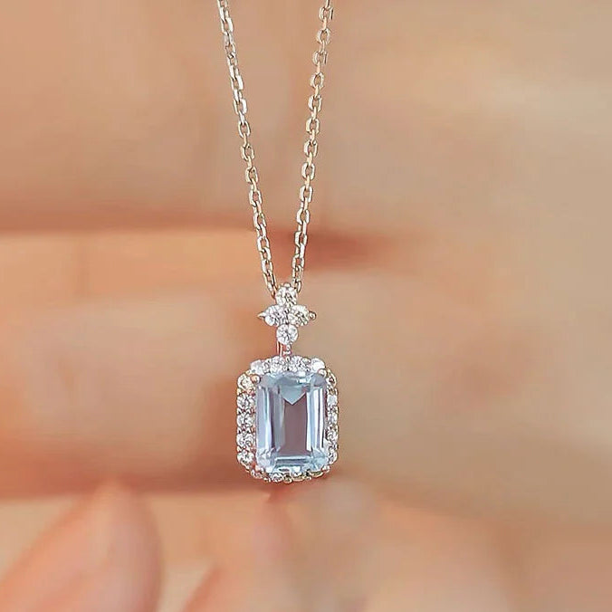 Silberne Halskette mit rechteckigem hellblauem Edelstein Anhänger und Kristallumrandung