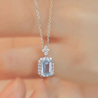 Silberne Halskette mit rechteckigem hellblauem Edelstein Anhänger und Kristallumrandung