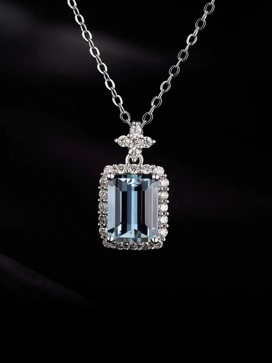 Silberne Halskette mit rechteckigem hellblauem Edelstein Anhänger und Kristallumrandung