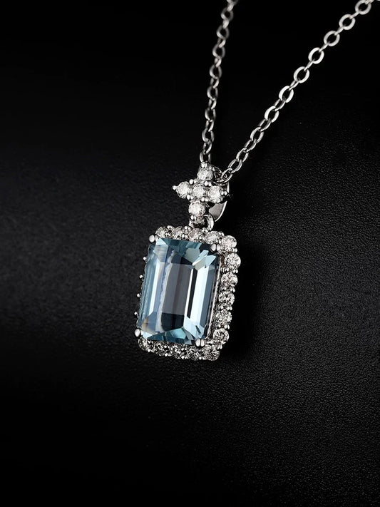 Silberne Halskette mit rechteckigem hellblauem Edelstein Anhänger und Kristallumrandung