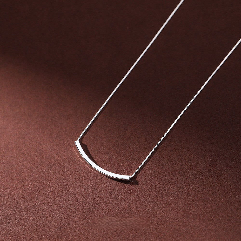 Minimalistische S925 Silberkette mit gebogenem Röhrchen an Frau getragen, eleganter und schlichter Look
