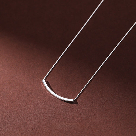 Minimalistische S925 Silberkette mit gebogenem Röhrchen an Frau getragen, eleganter und schlichter Look