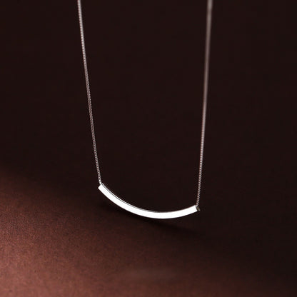 Minimalistische S925 Silberkette mit gebogenem Röhrchen an Frau getragen, eleganter und schlichter Look
