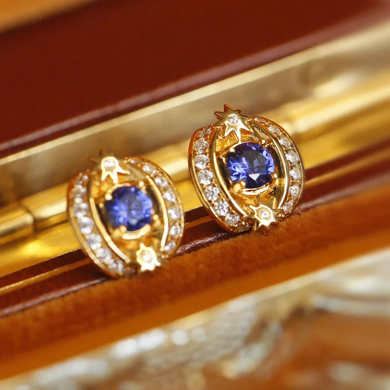 Goldene Ohrstecker aus Sterlingsilber mit blauem Tanzanit und Kristallen