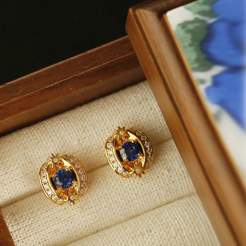 Goldene Ohrstecker aus Sterlingsilber mit blauem Tanzanit und Kristallen