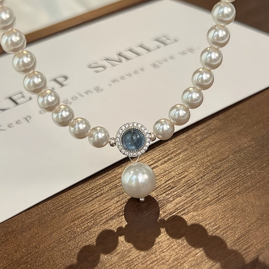 Nahaufnahme einer eleganten Damen-Halskette aus S925 Silber mit schimmernden Swarovski Kristallperlen und rundem Aquamarin-Anhänger – luxuriöser Perlenschmuck für besondere Anlässe
