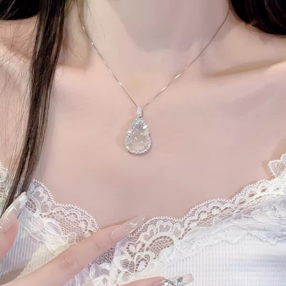 Elegante S925 Silber Halskette mit weißem Chalzedon-Hulu-Anhänger und funkelndem Zirkonia-Rahmen – chinesisches Glückssymbol