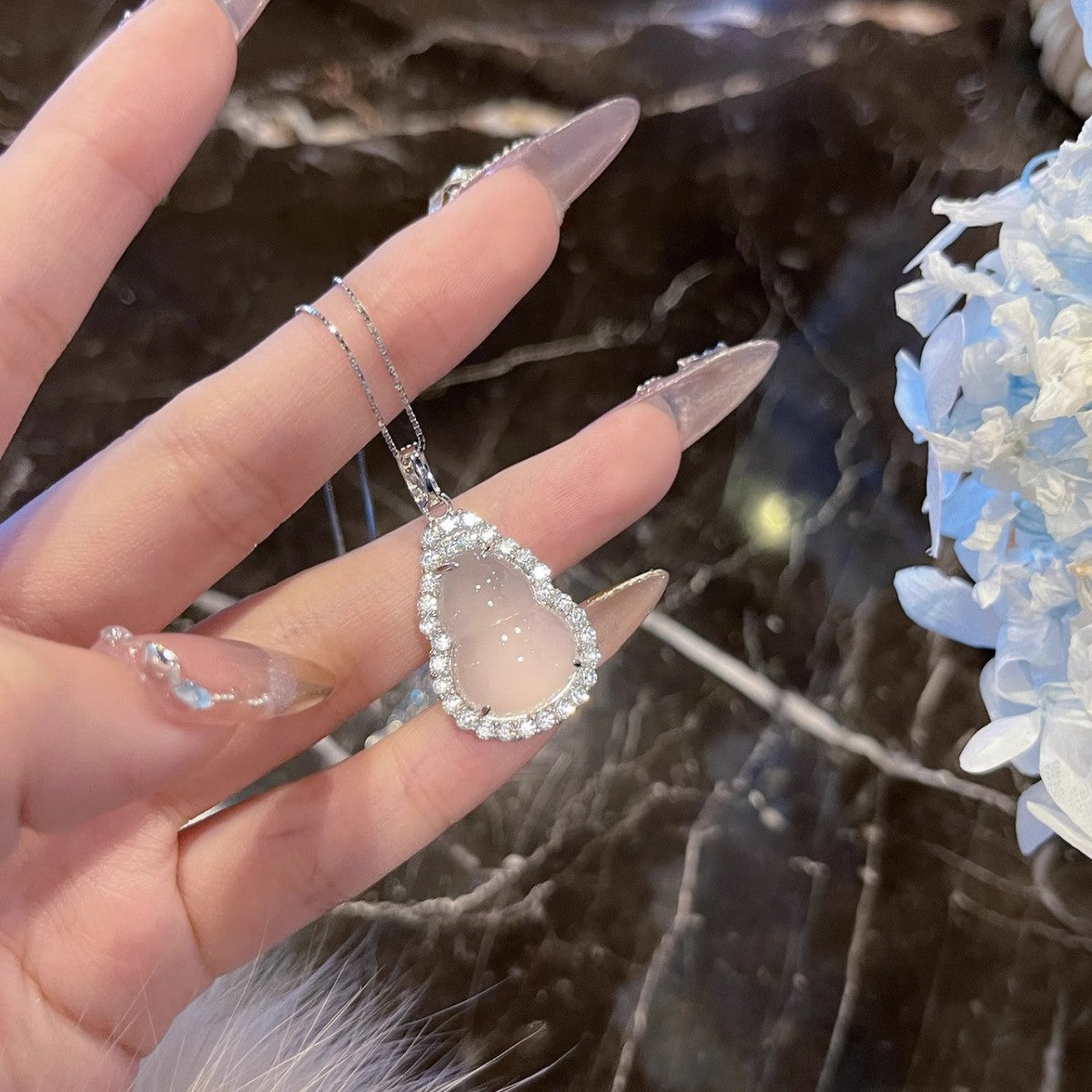 Elegante S925 Silber Halskette mit weißem Chalzedon-Hulu-Anhänger und funkelndem Zirkonia-Rahmen – chinesisches Glückssymbol