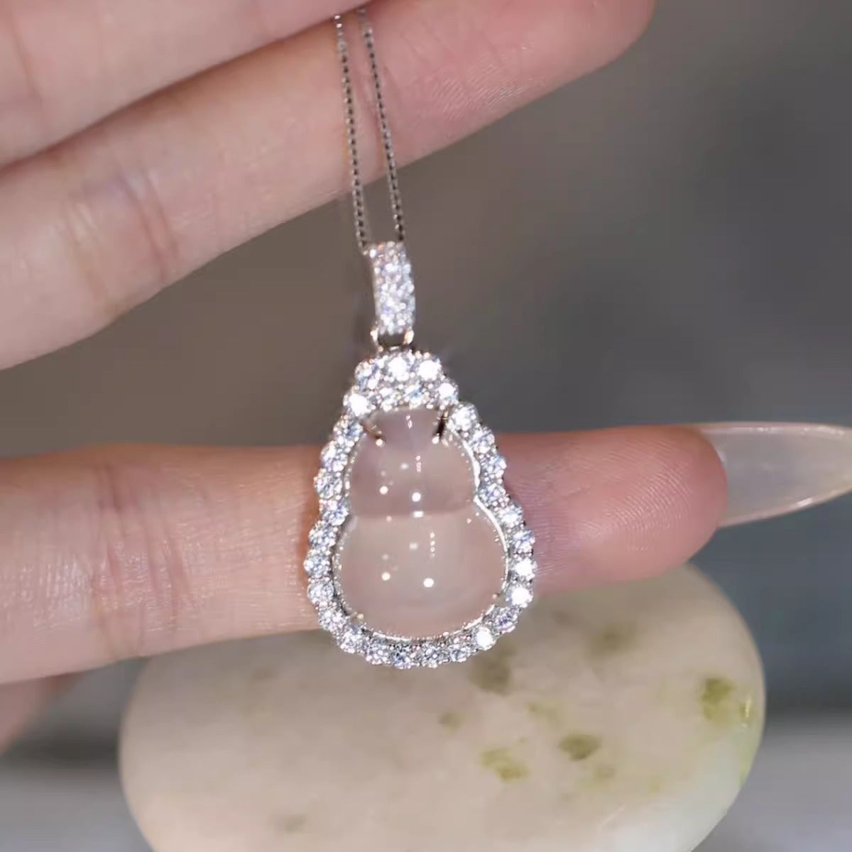 Elegante S925 Silber Halskette mit weißem Chalzedon-Hulu-Anhänger und funkelndem Zirkonia-Rahmen – chinesisches Glückssymbol