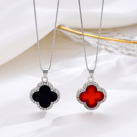 S925 Silberkette mit kleeblattförmigem Achat-Anhänger in Schwarz oder Rot, umrahmt von Zirkonia – eleganter Halsschmuck für Damen