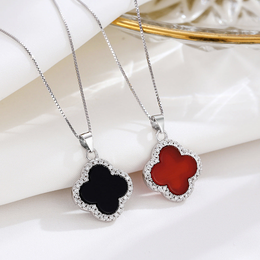 S925 Silberkette mit kleeblattförmigem Achat-Anhänger in Schwarz oder Rot, umrahmt von Zirkonia – eleganter Halsschmuck für Damen