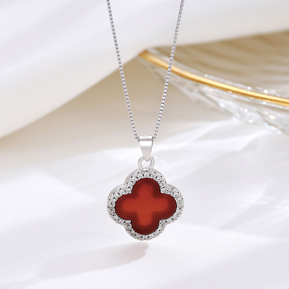 S925 Silberkette mit kleeblattförmigem Achat-Anhänger in Schwarz oder Rot, umrahmt von Zirkonia – eleganter Halsschmuck für Damen