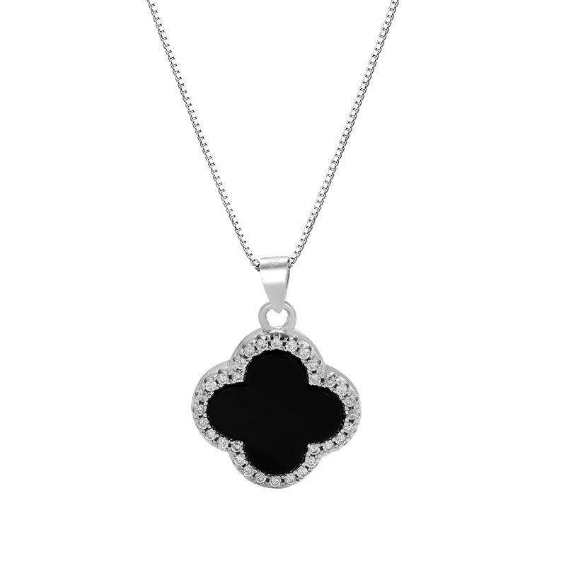 S925 Silberkette mit kleeblattförmigem Achat-Anhänger in Schwarz oder Rot, umrahmt von Zirkonia – eleganter Halsschmuck für Damen