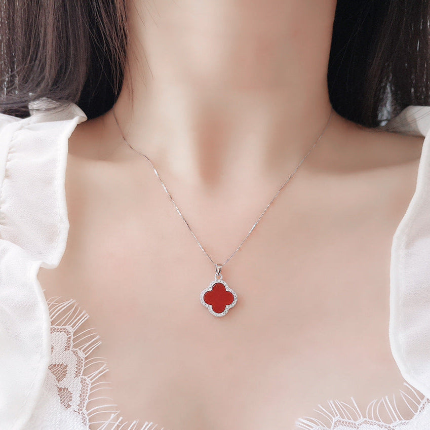 S925 Silberkette mit kleeblattförmigem Achat-Anhänger in Schwarz oder Rot, umrahmt von Zirkonia – eleganter Halsschmuck für Damen
