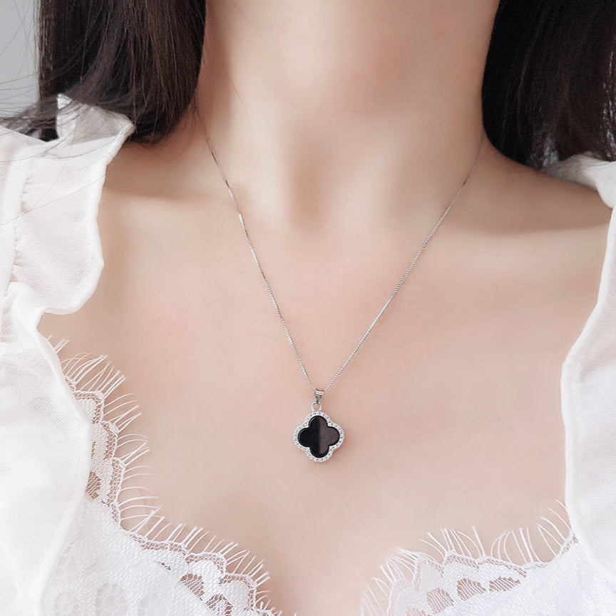 S925 Silberkette mit kleeblattförmigem Achat-Anhänger in Schwarz oder Rot, umrahmt von Zirkonia – eleganter Halsschmuck für Damen