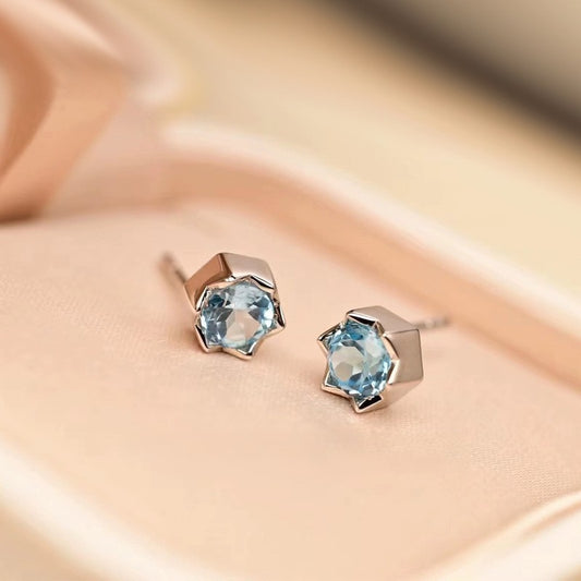Elegante Ohrstecker aus 925er Silber mit facettiertem Blautopas im funkelnden Sternschliff – himmelblauer Blickfang für jeden Anlass