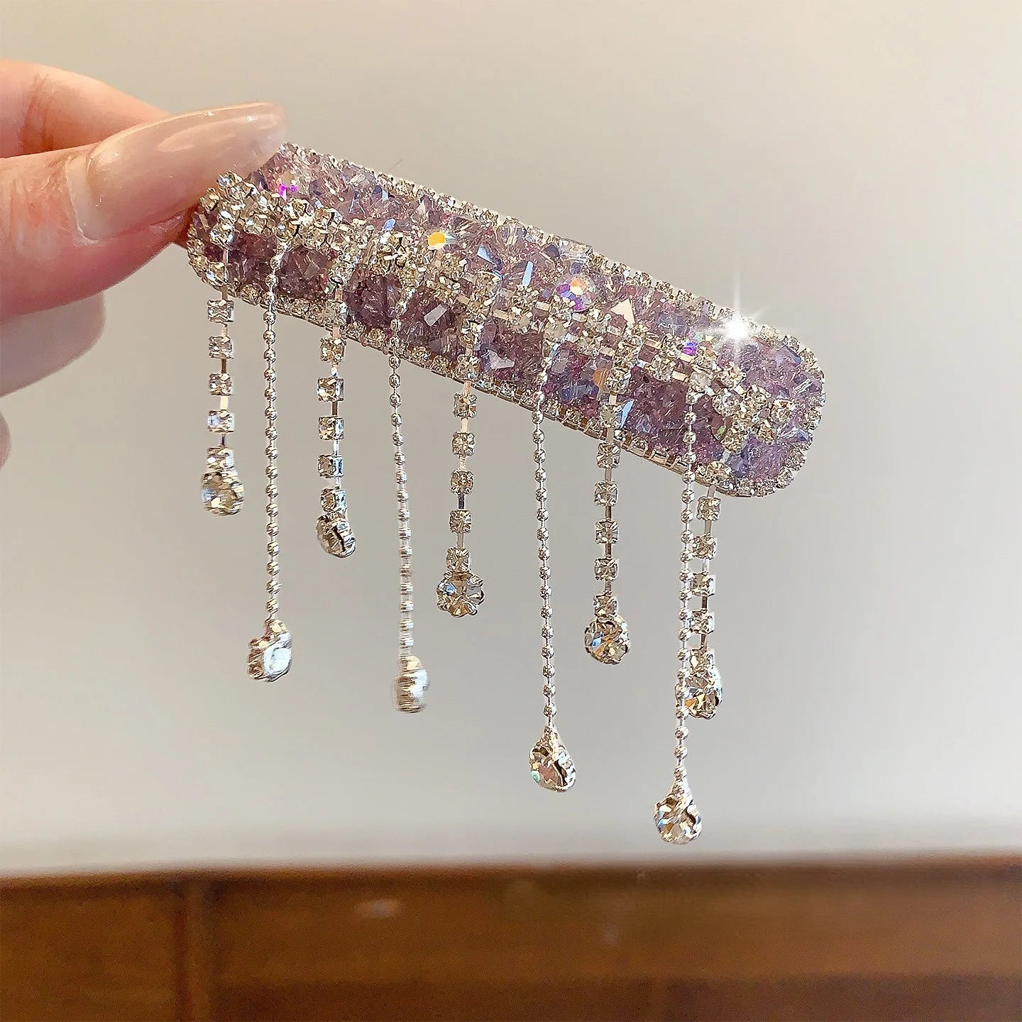 Funkelnde lila Kristall-Haarspange "Sasha" mit rautenförmigem Strass-Muster und acht hängenden Kristall-Quasten