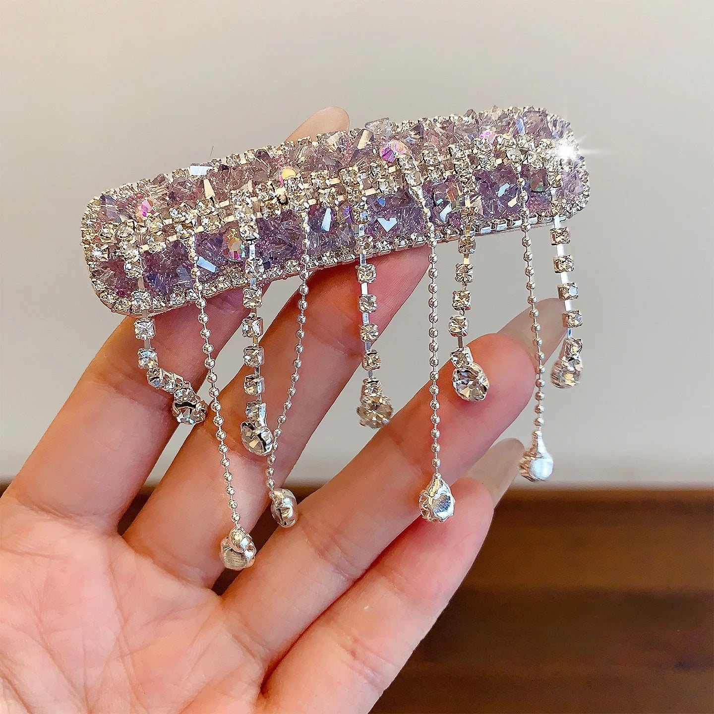 Funkelnde lila Kristall-Haarspange "Sasha" mit rautenförmigem Strass-Muster und acht hängenden Kristall-Quasten