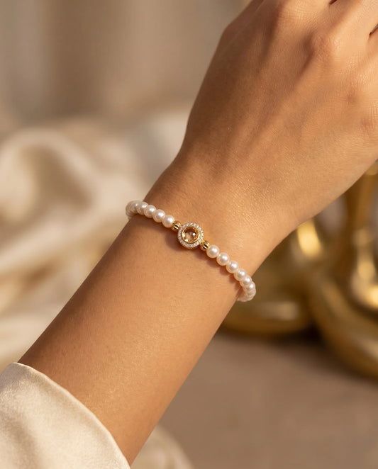 Klassisches Tessa's Schimmerndes Halo-Perlenarmband aus glänzenden Kunstperlen mit einem goldfarbenen Zirkonia-Mittelstück