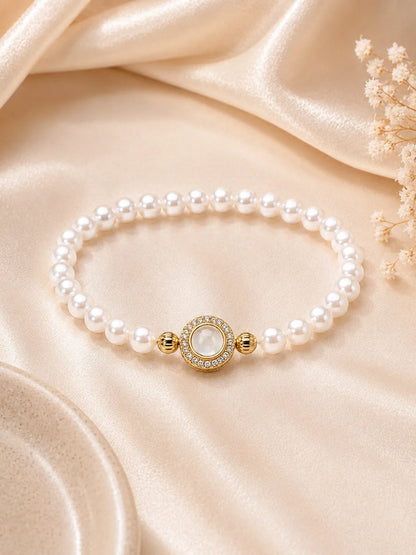 Klassisches Tessa's Schimmerndes Halo-Perlenarmband aus glänzenden Kunstperlen mit einem goldfarbenen Zirkonia-Mittelstück