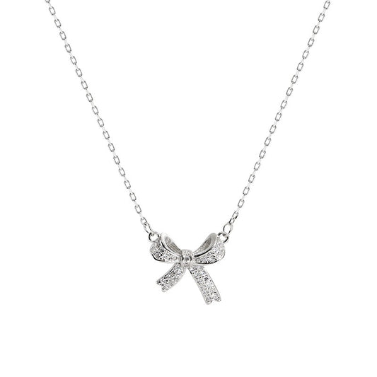 Feine 925er Silberkette mit funkelndem Schleifenanhänger in zartem Design.