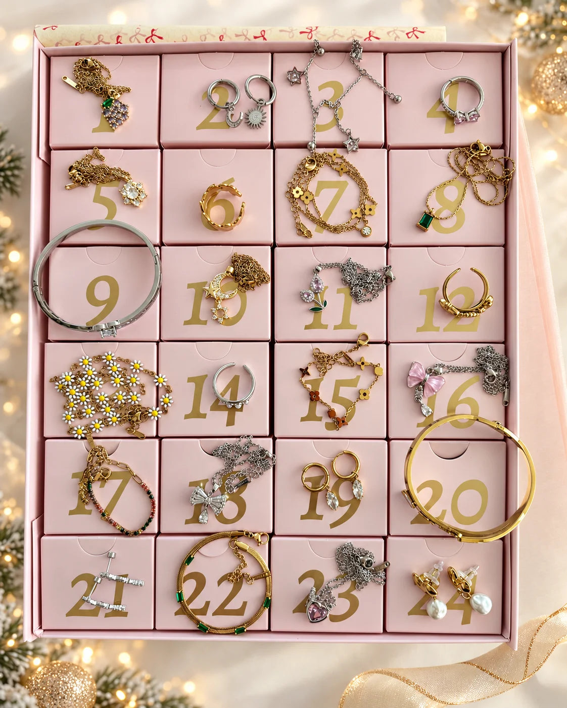 Rosa Schmuck Adventskalender mit 24 nummerierten Fächern und einer beispielhaften Schmuckauswahl
