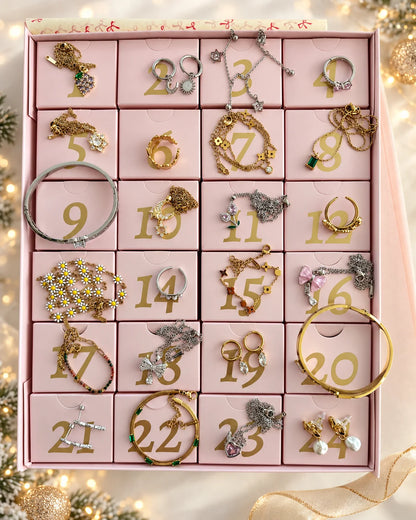 Rosa Schmuck Adventskalender mit 24 nummerierten Fächern und einer beispielhaften Schmuckauswahl