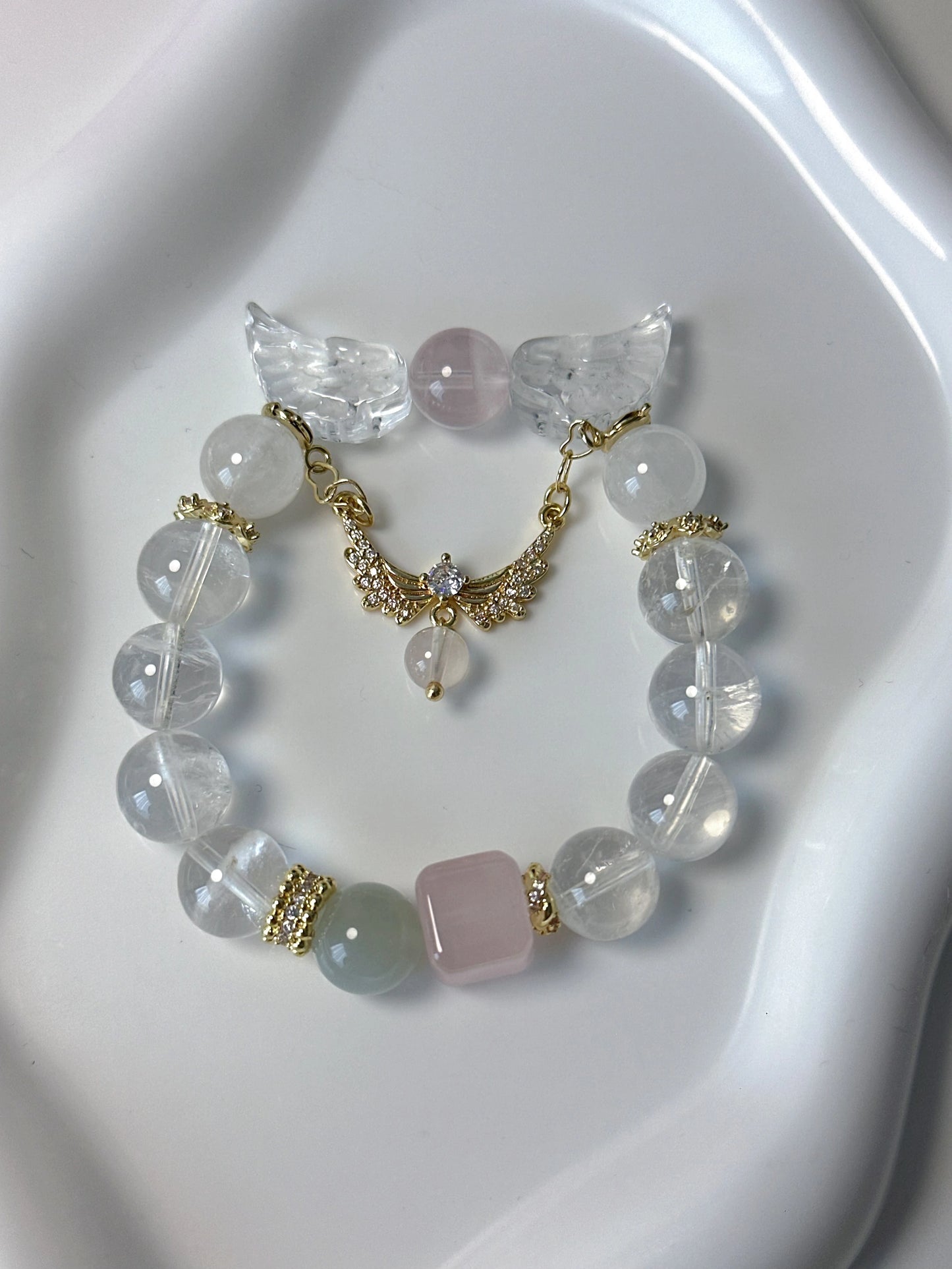 Spirituelles Armband mit weißem Phantomquarz, Rosenquarz und Aquamarin – mit vergoldetem Engelsflügelanhänger.