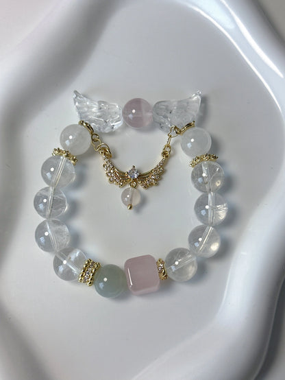Spirituelles Armband mit weißem Phantomquarz, Rosenquarz und Aquamarin – mit vergoldetem Engelsflügelanhänger.