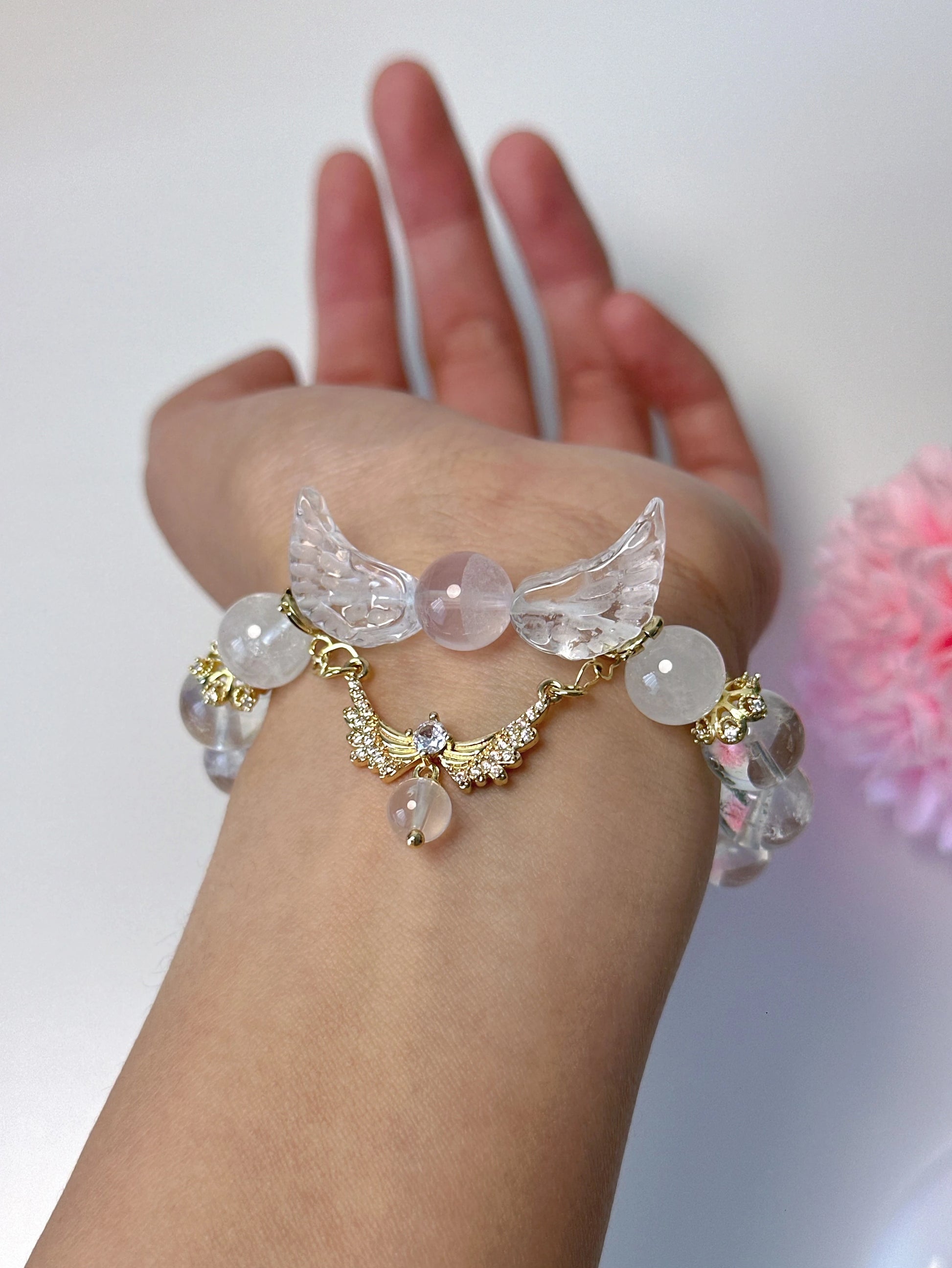 Spirituelles Armband mit weißem Phantomquarz, Rosenquarz und Aquamarin – mit vergoldetem Engelsflügelanhänger.