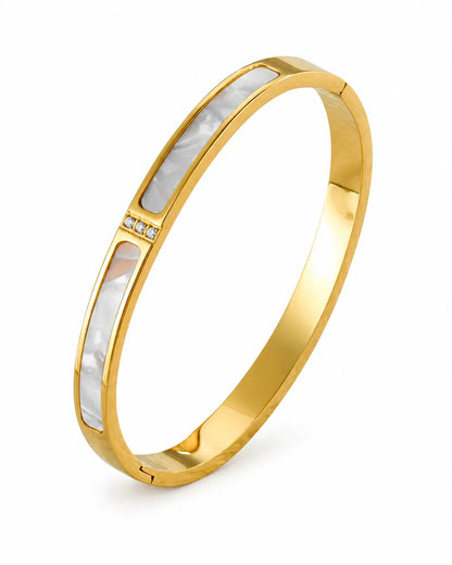 Minimalistischer goldener Armreif mit weißem Perlmutt und Zirkonia