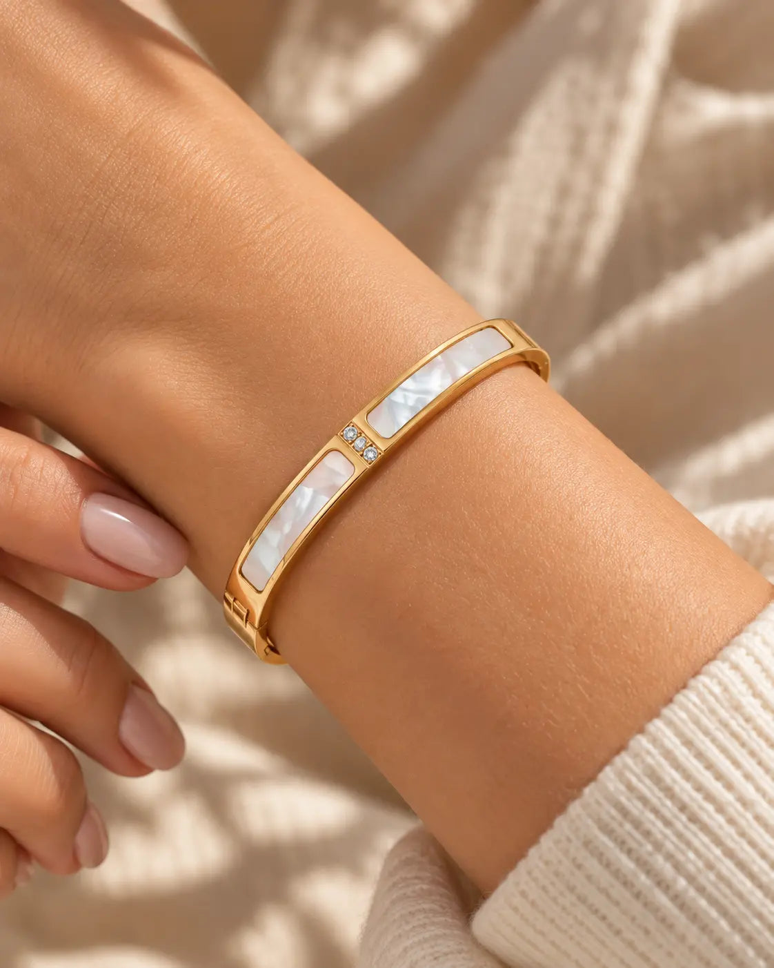 Selma Perlmutt Armreif in Gold am Handgelenk getragen