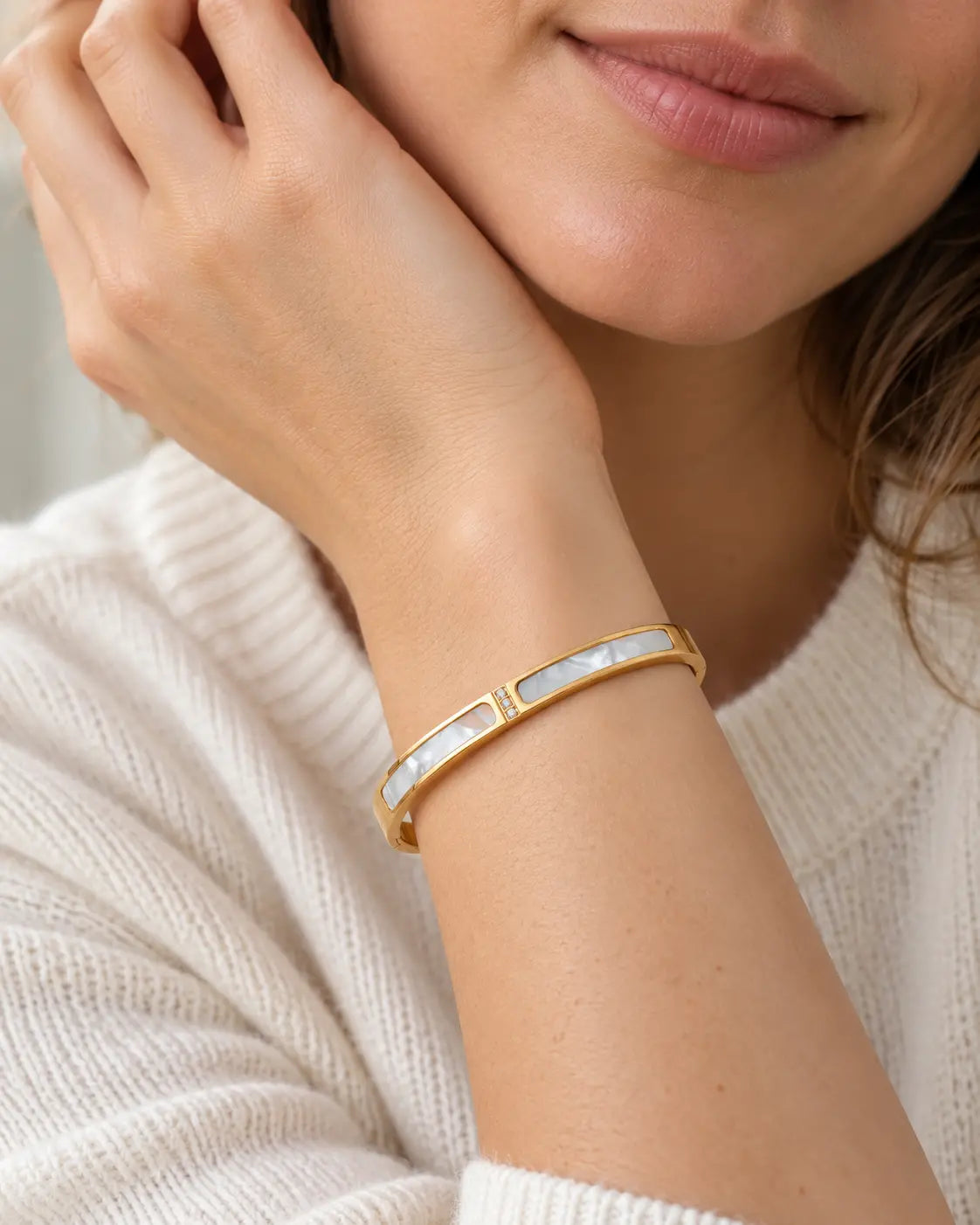 Selma Perlmutt Armreif in Gold am Handgelenk getragen