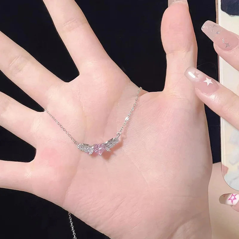Filigrane 925 Sterling Silber Halskette "Seraphina" mit rosa Zirkonia-Herz und funkelnden Engelsflügeln