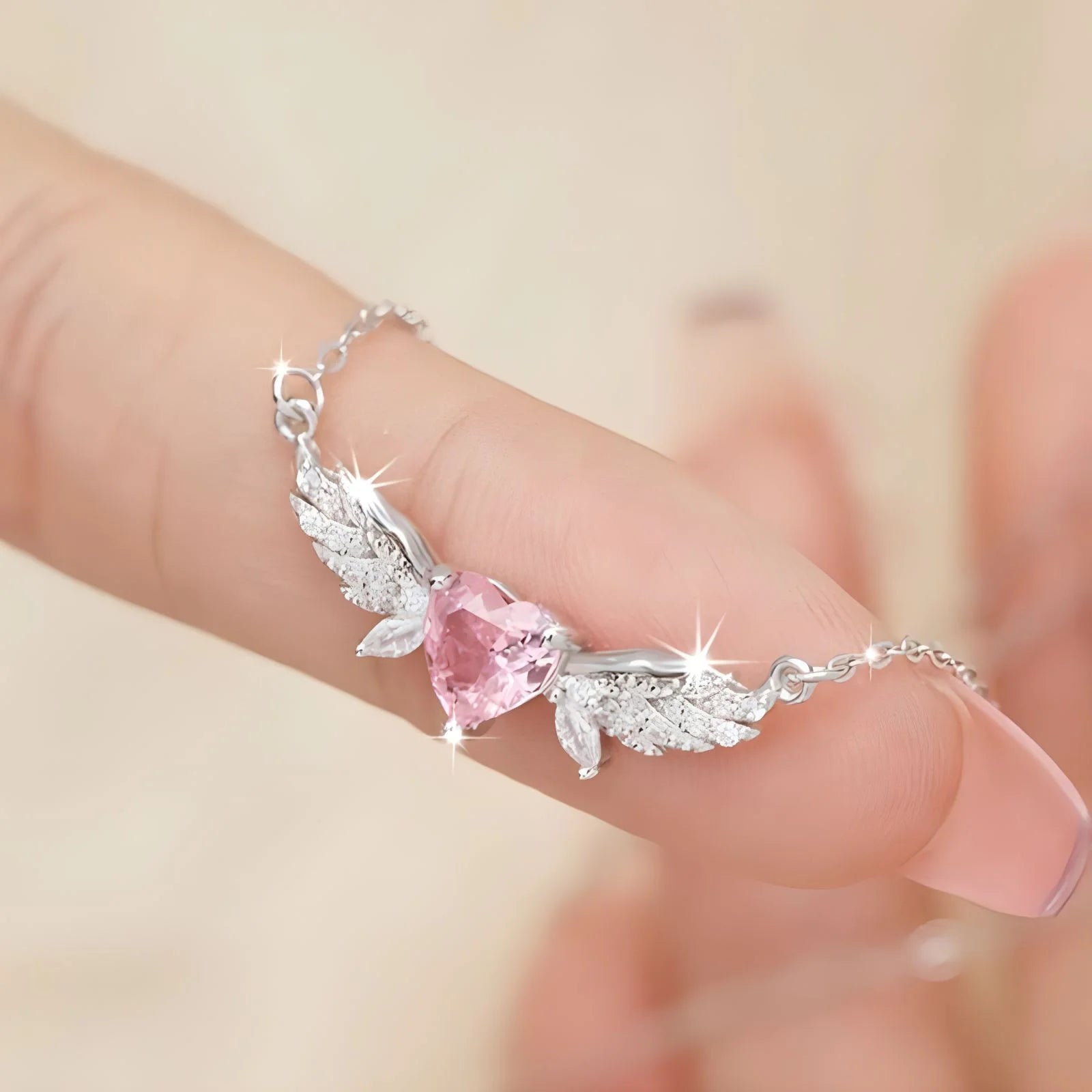 Filigrane 925 Sterling Silber Halskette "Seraphina" mit rosa Zirkonia-Herz und funkelnden Engelsflügeln