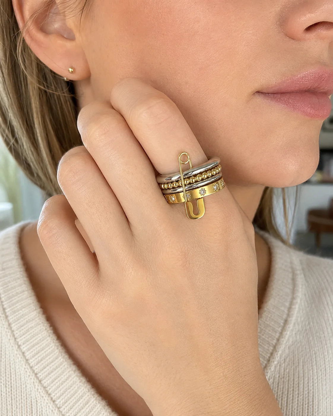Frau trägt Sicherheitsnadel Layering Ring mit Zirkonia