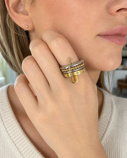 Frau trägt Sicherheitsnadel Layering Ring mit Zirkonia