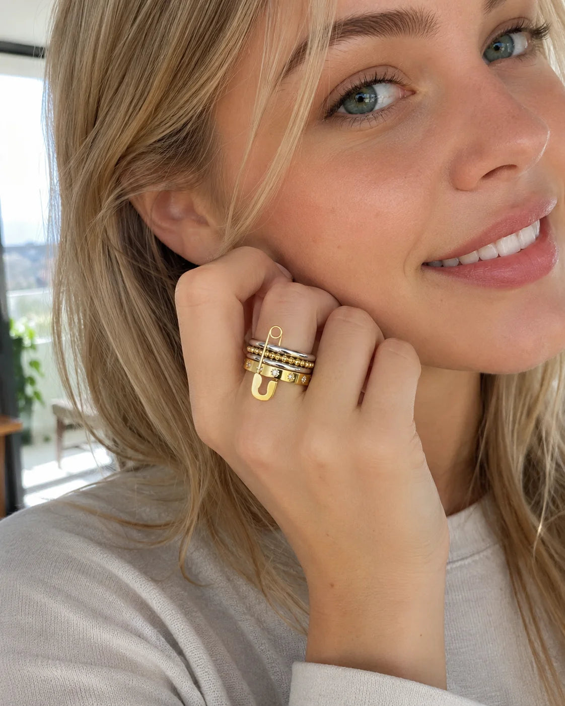 Frau trägt Sicherheitsnadel Layering Ring mit Zirkonia