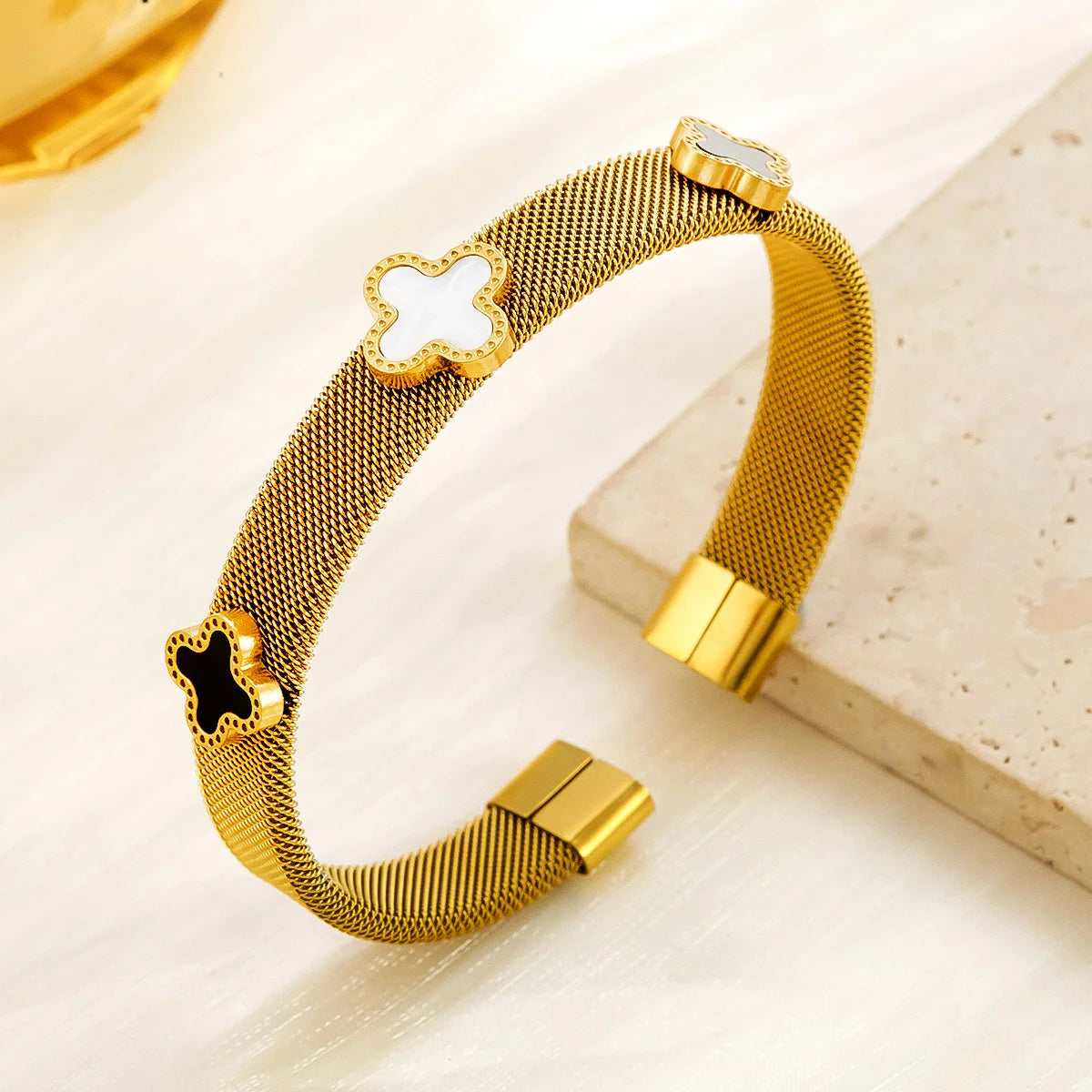 18k vergoldeter Mesh-Armreif "Siena" aus Edelstahl mit schwarzen und weißen Kleeblatt-Elementen