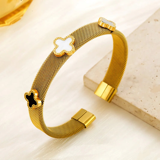 18k vergoldeter Mesh-Armreif "Siena" aus Edelstahl mit schwarzen und weißen Kleeblatt-Elementen