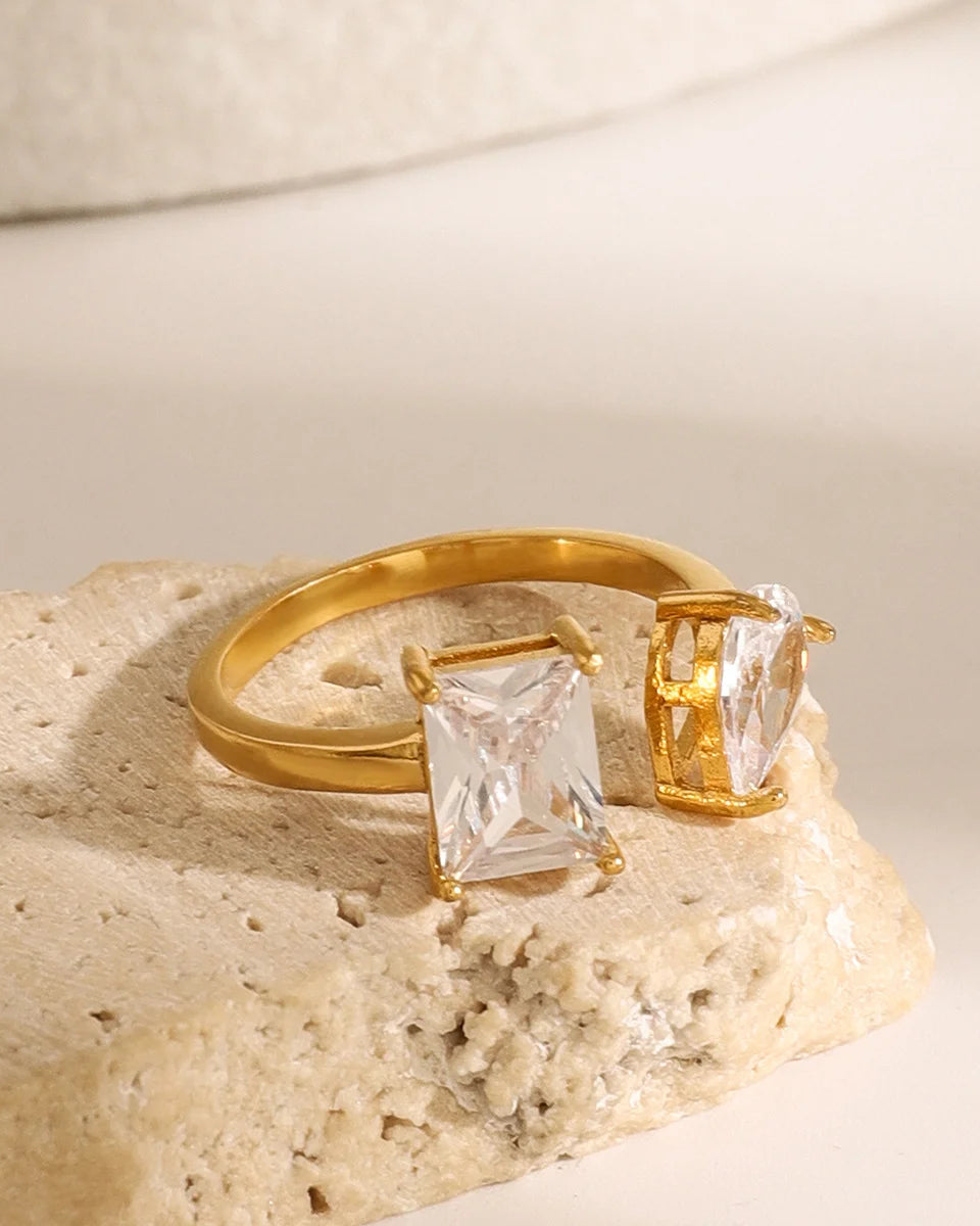 Eleganter verstellbarer Sienna's Radiant Duo Ring aus 18K vergoldetem Edelstahl mit einem tropfenförmigen und einem rechteckigen Zirkonia-Stein