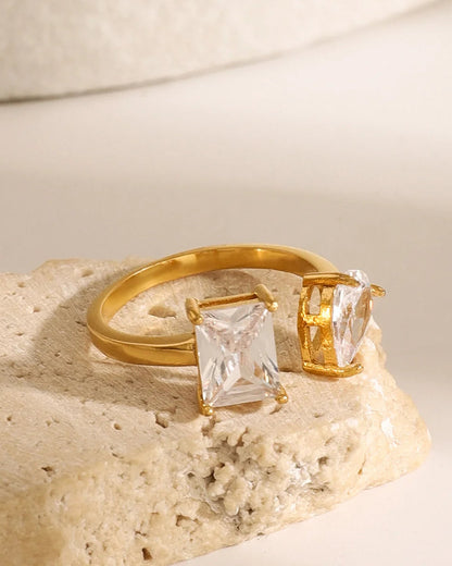Eleganter verstellbarer Sienna's Radiant Duo Ring aus 18K vergoldetem Edelstahl mit einem tropfenförmigen und einem rechteckigen Zirkonia-Stein