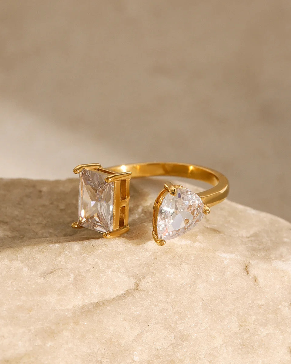 Eleganter verstellbarer Sienna's Radiant Duo Ring aus 18K vergoldetem Edelstahl mit einem tropfenförmigen und einem rechteckigen Zirkonia-Stein