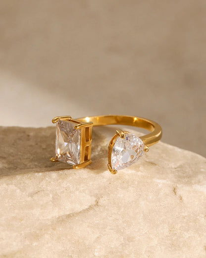 Eleganter verstellbarer Sienna's Radiant Duo Ring aus 18K vergoldetem Edelstahl mit einem tropfenförmigen und einem rechteckigen Zirkonia-Stein