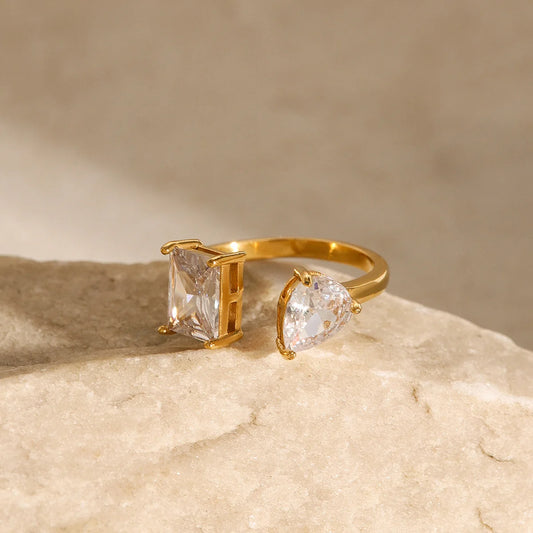 Eleganter verstellbarer Sienna's Radiant Duo Ring aus 18K vergoldetem Edelstahl mit einem tropfenförmigen und einem rechteckigen Zirkonia-Stein