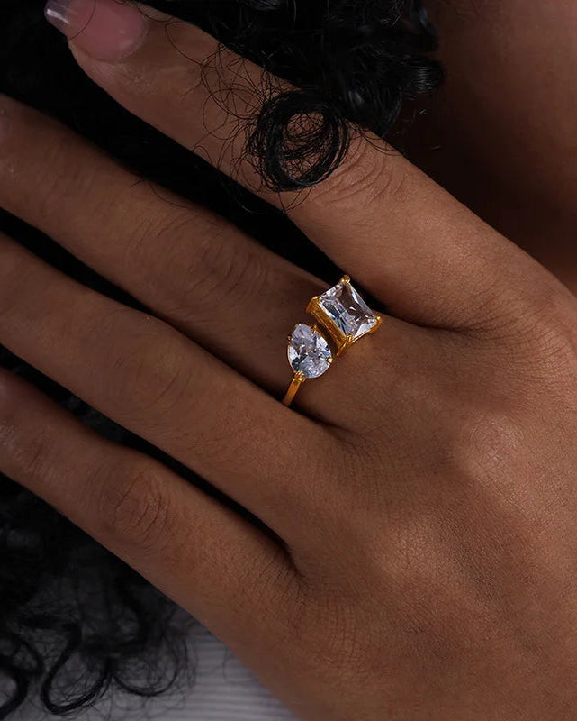 Eleganter verstellbarer Sienna's Radiant Duo Ring aus 18K vergoldetem Edelstahl mit einem tropfenförmigen und einem rechteckigen Zirkonia-Stein