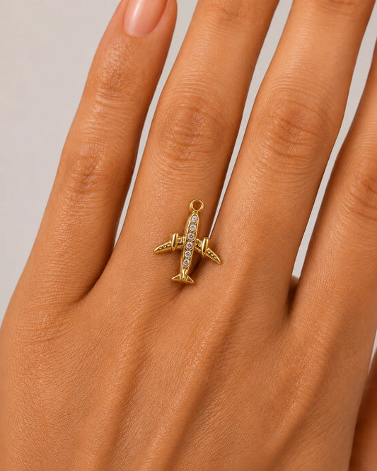 Skylar Reise Charm aus vergoldetem Titanstahl im Detail