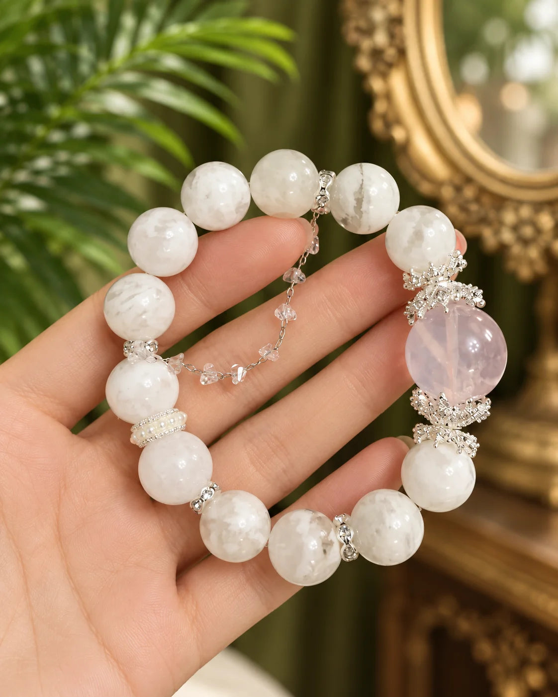 Snow Bloom Naturstein Armband mit Rosenquarz getragen